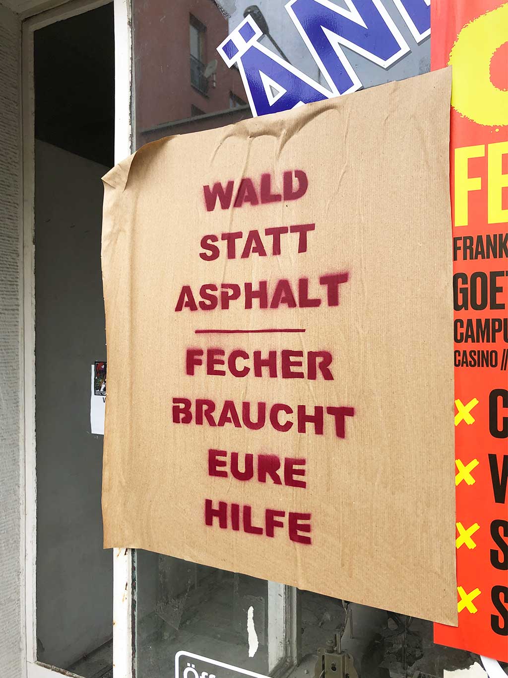 Fecher bleibt - Protest-Parolen und -Plakate in Frankfurt
