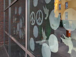 Fenster mit Friedenstauben und Peace-Zeichen
