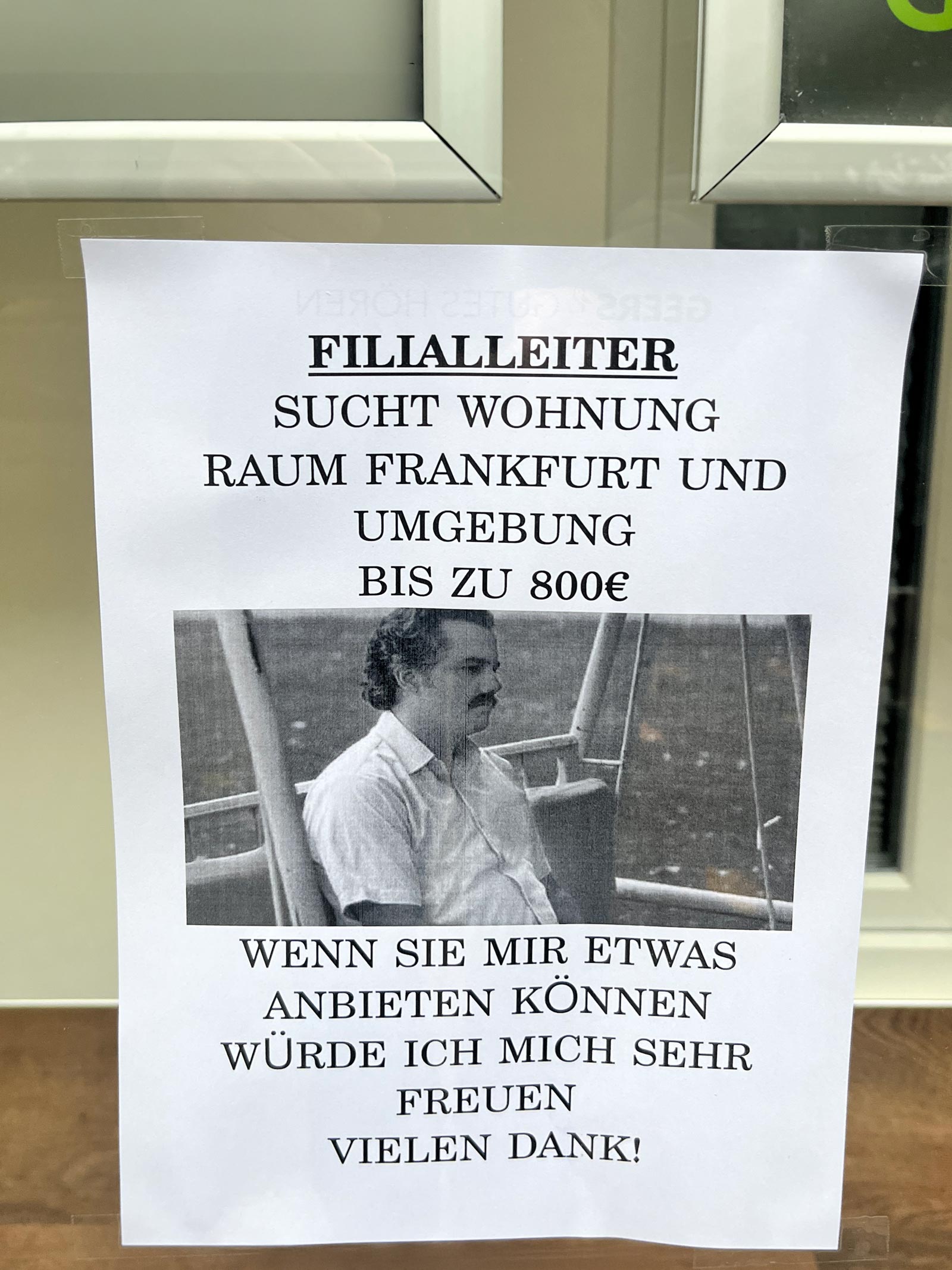 „Filialleiter sucht Wohnung …“-Zettel mit Abbildung von Pablo Escobar aus der Netflix-Serie „Narcos“ in Frankfurt