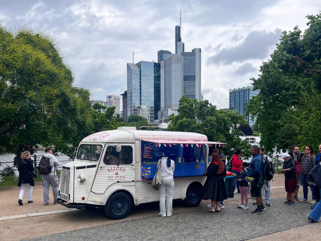 Flohmarkt am Schaumainkai in Frankfurt