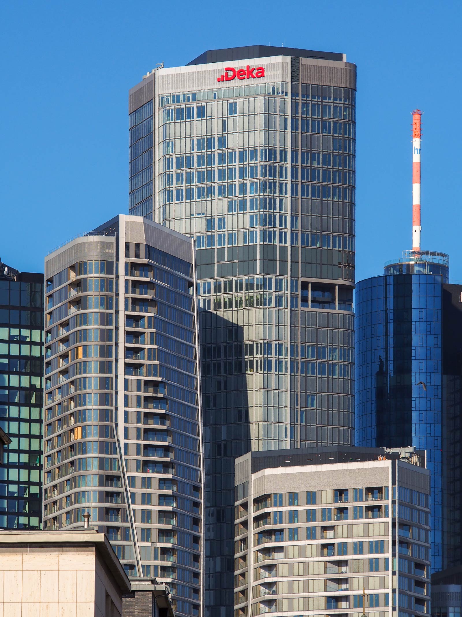 Four Frankfurt mit Deka-Logo und Main Tower