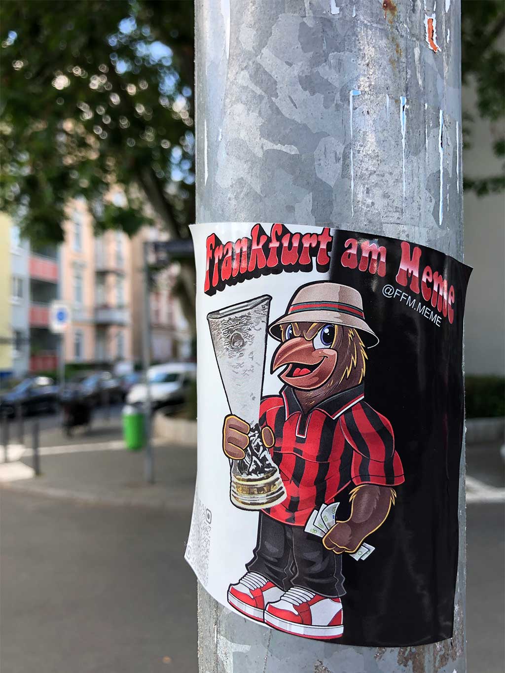 Aufkleber: Frankfurt am Meme zeigt Adler im Eintracht-Trikot mit Pokal und Geld in den Händen