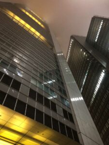 Commerzbank Hochhaus in Frankfurt bei Nacht in Nebel