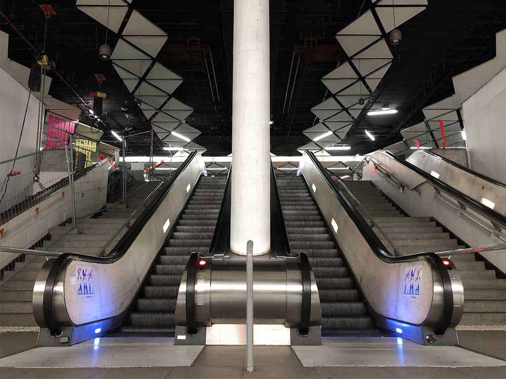 Decke in der U-Bahn-Station Willy-Brandt-Platz in Frankfurt
