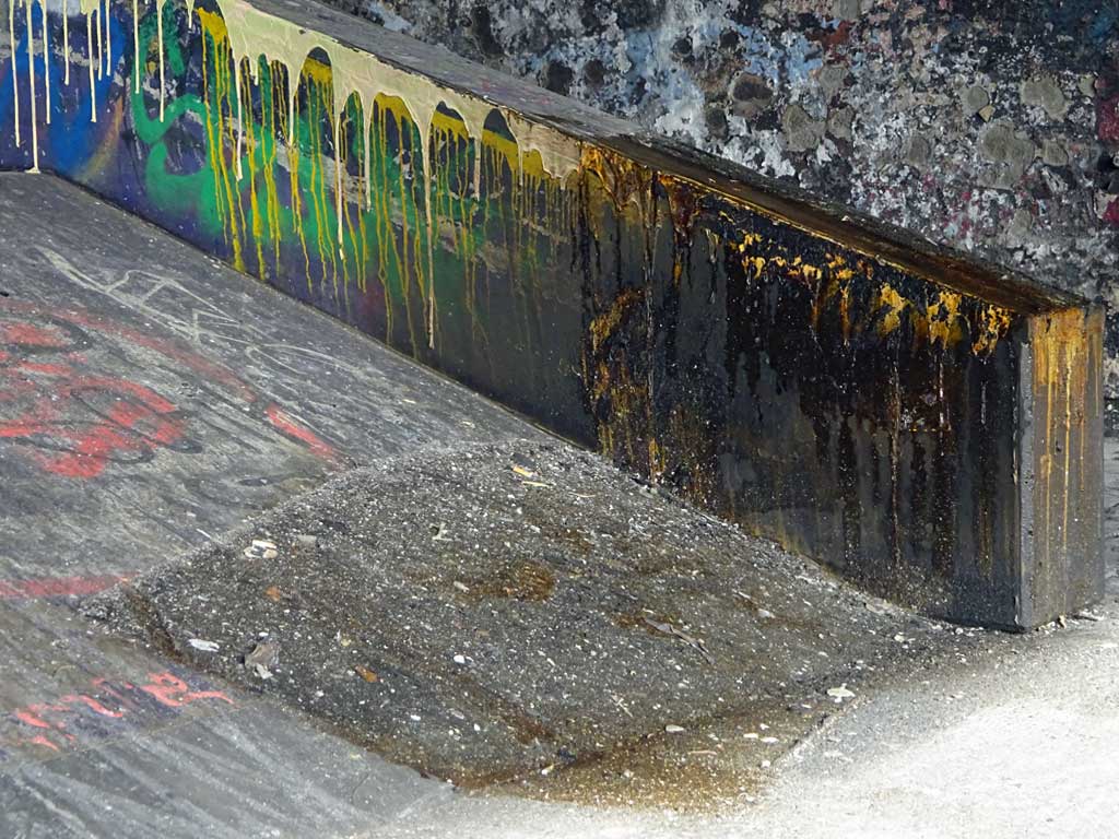 Verbrannte Wandfläche beim Skatepark an der Friedensbrücke