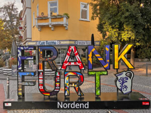 FRANKFURT-Schriftzug-Skulptur am Merianplatz