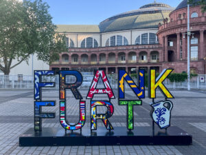 FRANKFURT-Schriftzug-Skulptur an der Messe