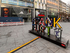 FRANKFURT-Schriftzug-Skulptur auf der Zeil