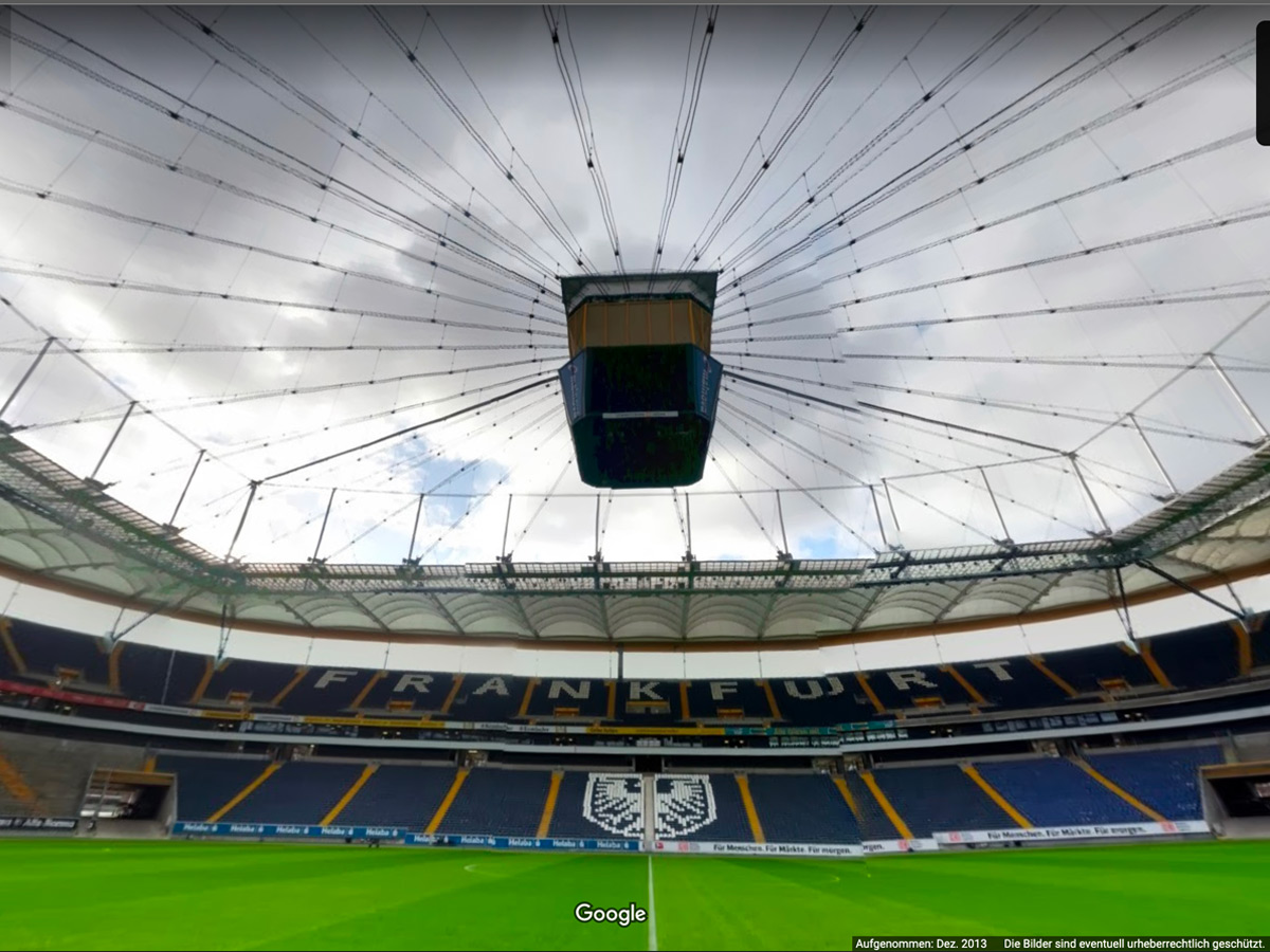 Frankfurt-Schriftzug und Frankfurter Stadtwappen im Stadion von Eintracht Frankfurt