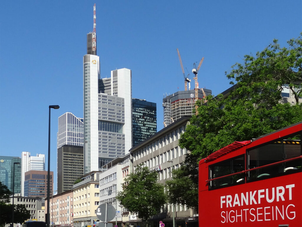 Frankfurt.Sightseeing-Bus und Frankfurter Skyline