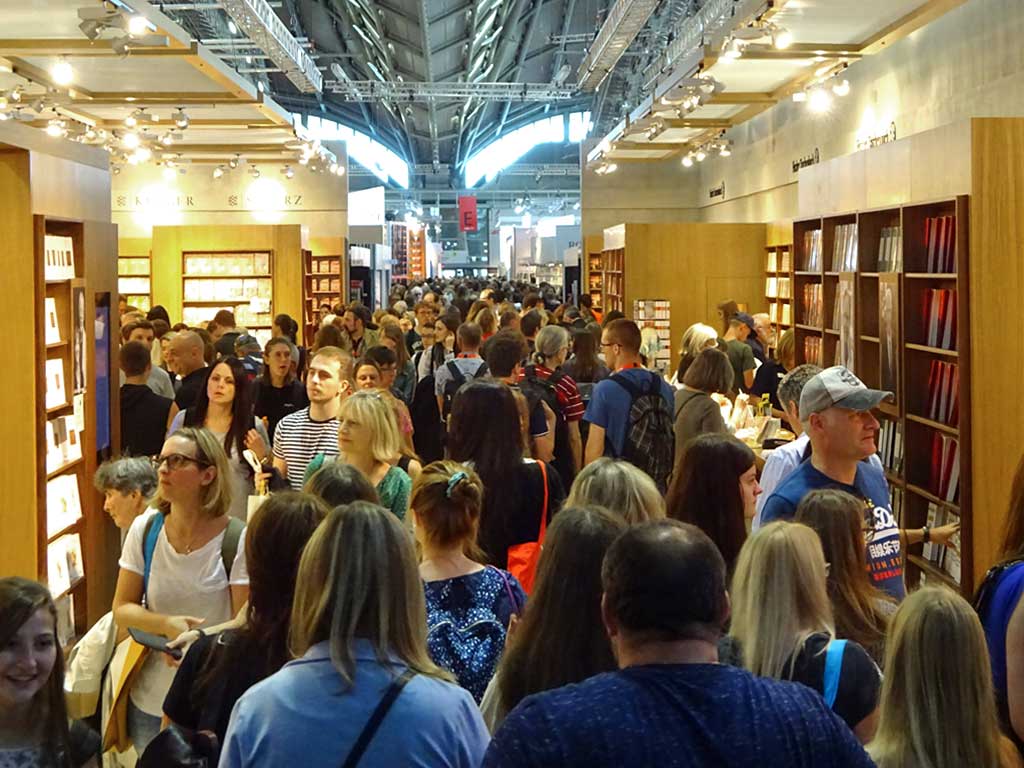 Fotos von der Frankfurter Buchmesse 2018 - Volle Gänge, viele Besucher/innen