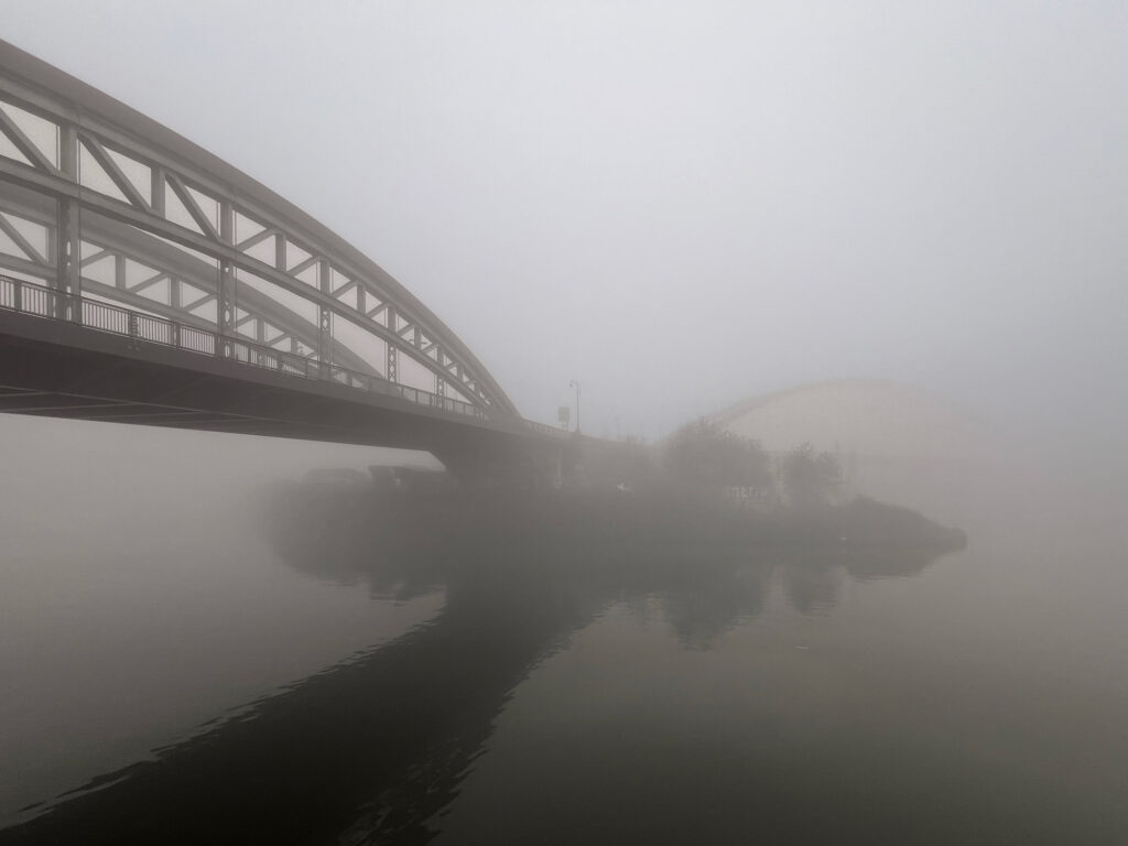 Frankfurter Honsellbrücke und Osthafenbrücke im Nebel