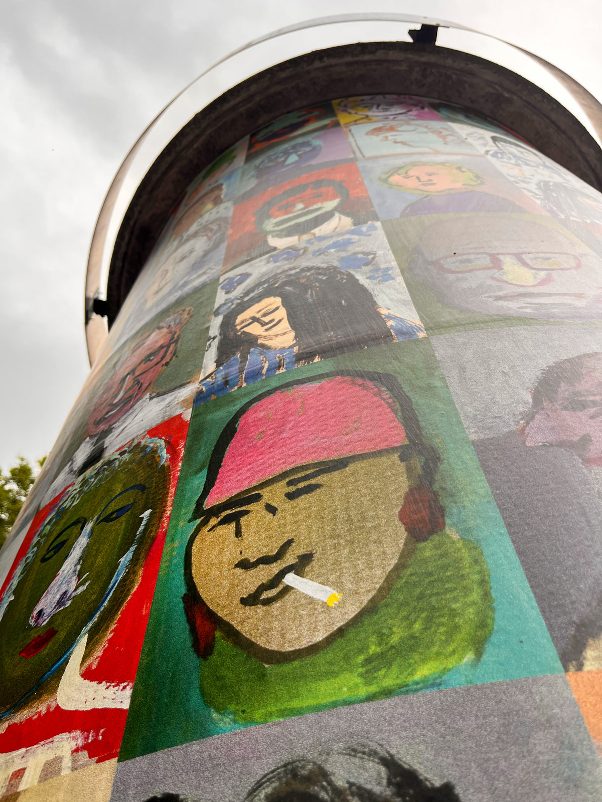 Frankfurter KunstSäule: Andres Ludwig und Charlotte Schröner – Köpfe