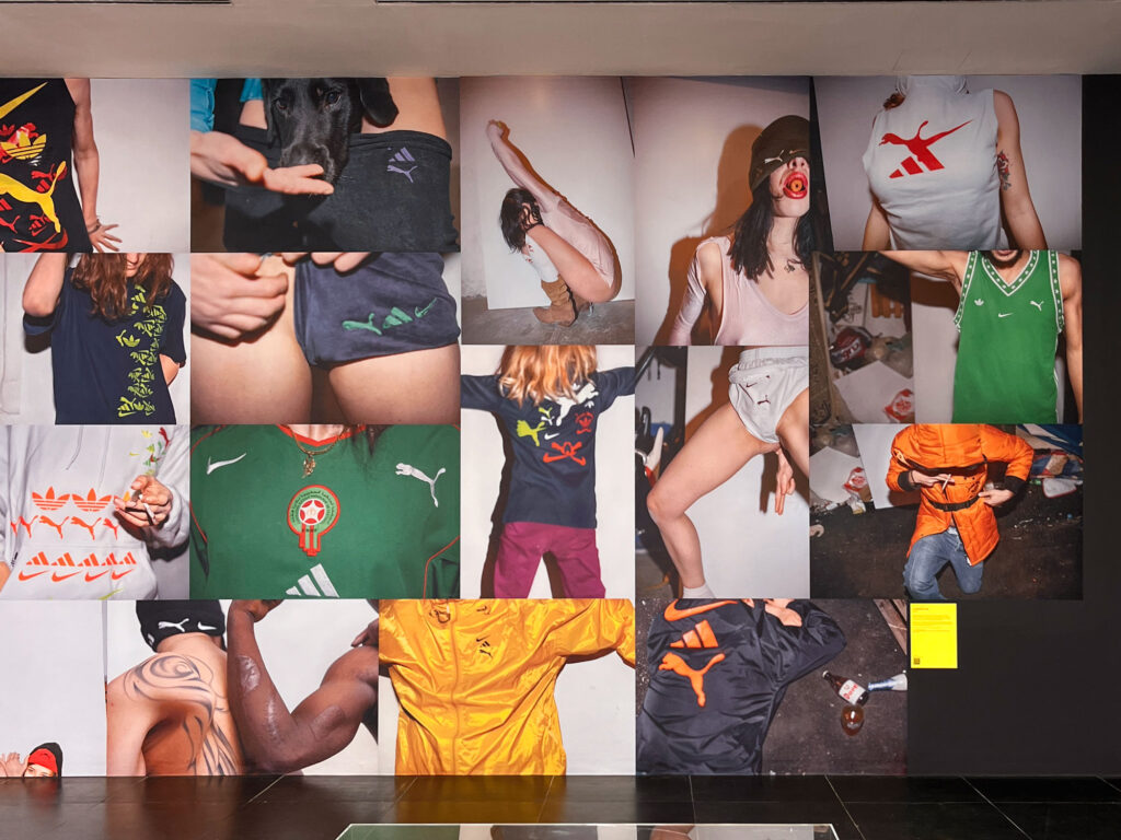 Bilder von Ausstellung „Hidden History“ im Frankfurter Kunstverein.