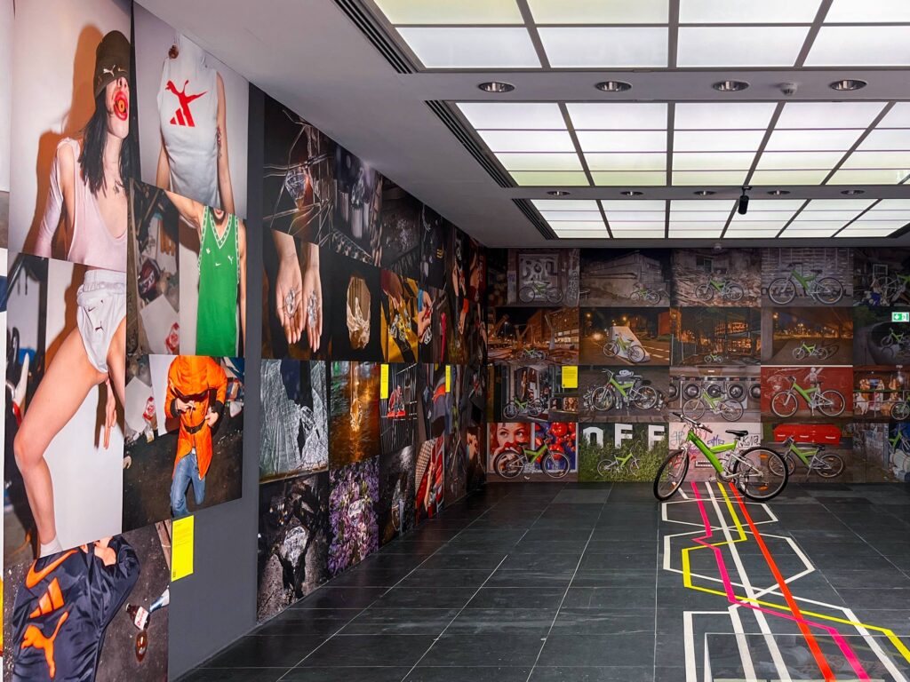 Bilder von der Ausstellung „Hidden History“ im Frankfurter Kunstverein.