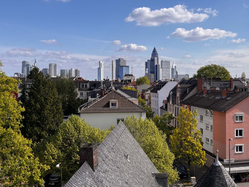 Frankfurter Skyline und Wohnhäuser, von Bocknheim aus gesehen