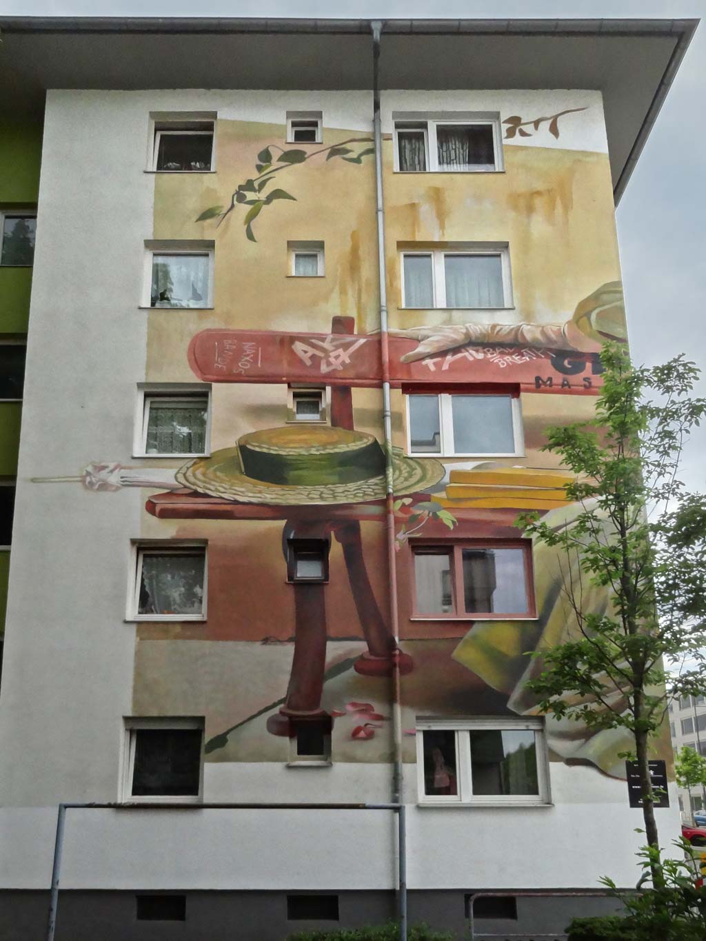 Frau sitzt auf Bank - Großes Graffiti-Wandbild in Offenbach
