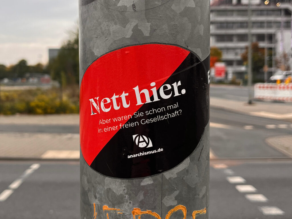 Aufkleber-Meme „Nett hier, aber …“ in Frankfurt am Main