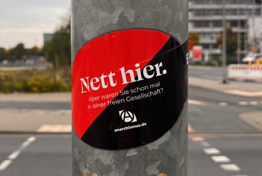 Aufkleber-Meme „Nett hier, aber …“ in Frankfurt am Main