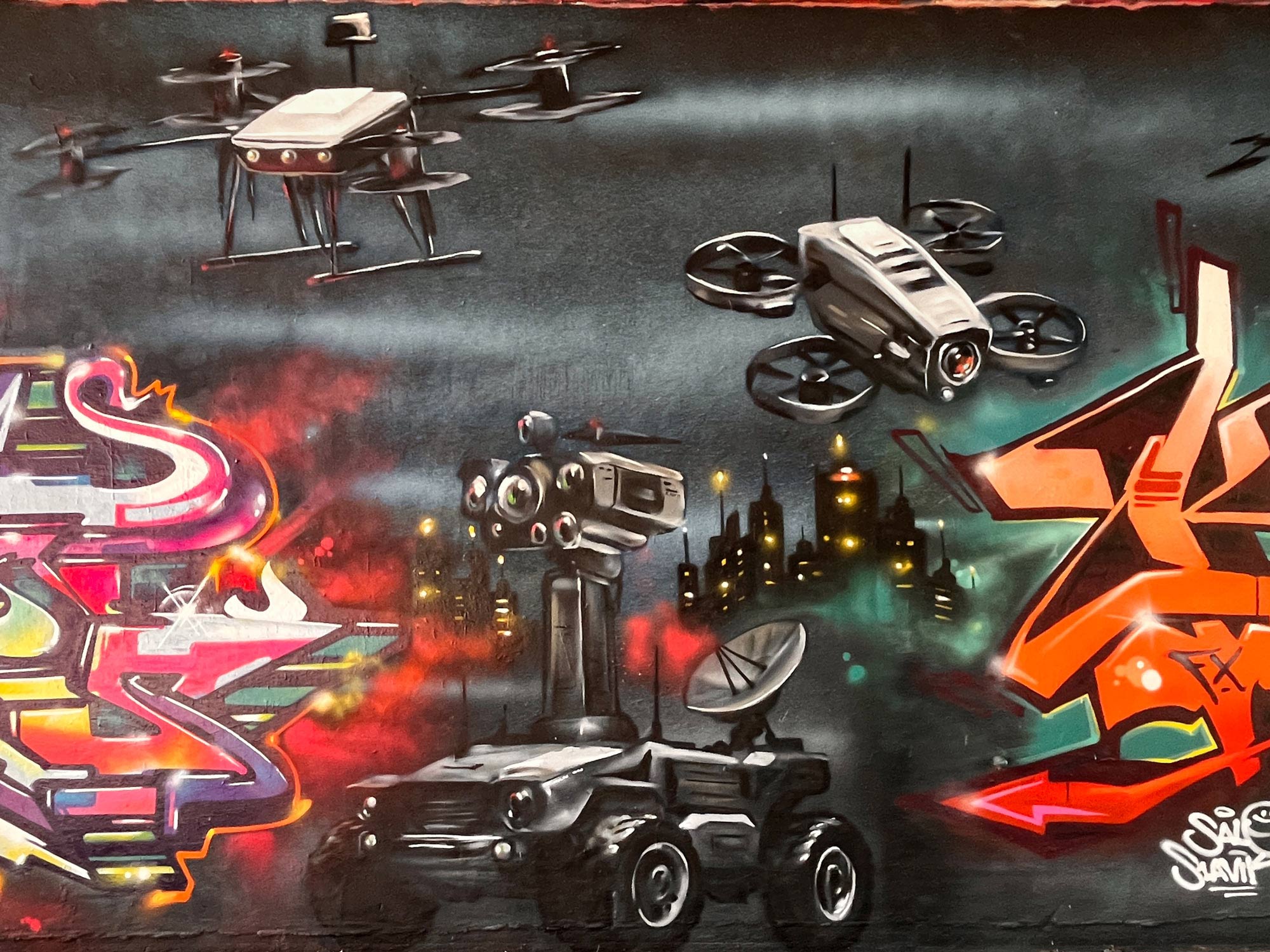 Urban-Art-Wandbild mit Drohnen an der Friedensbrücke in Frankfurt am Main, u. a. mit Kent. (Juni2026)