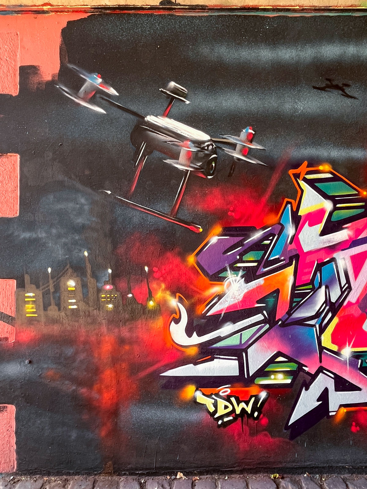 Urban-Art-Wandbild mit Drohnen an der Friedensbrücke in Frankfurt am Main, u. a. mit Kent. (Juni2026)