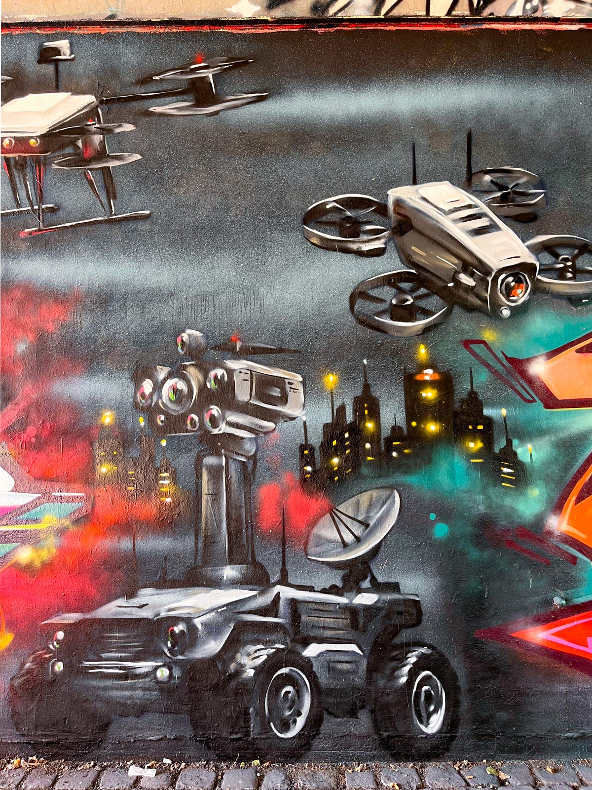 Urban-Art-Wandbild mit Drohnen an der Friedensbrücke in Frankfurt am Main, u. a. mit Kent. (Juni2026)