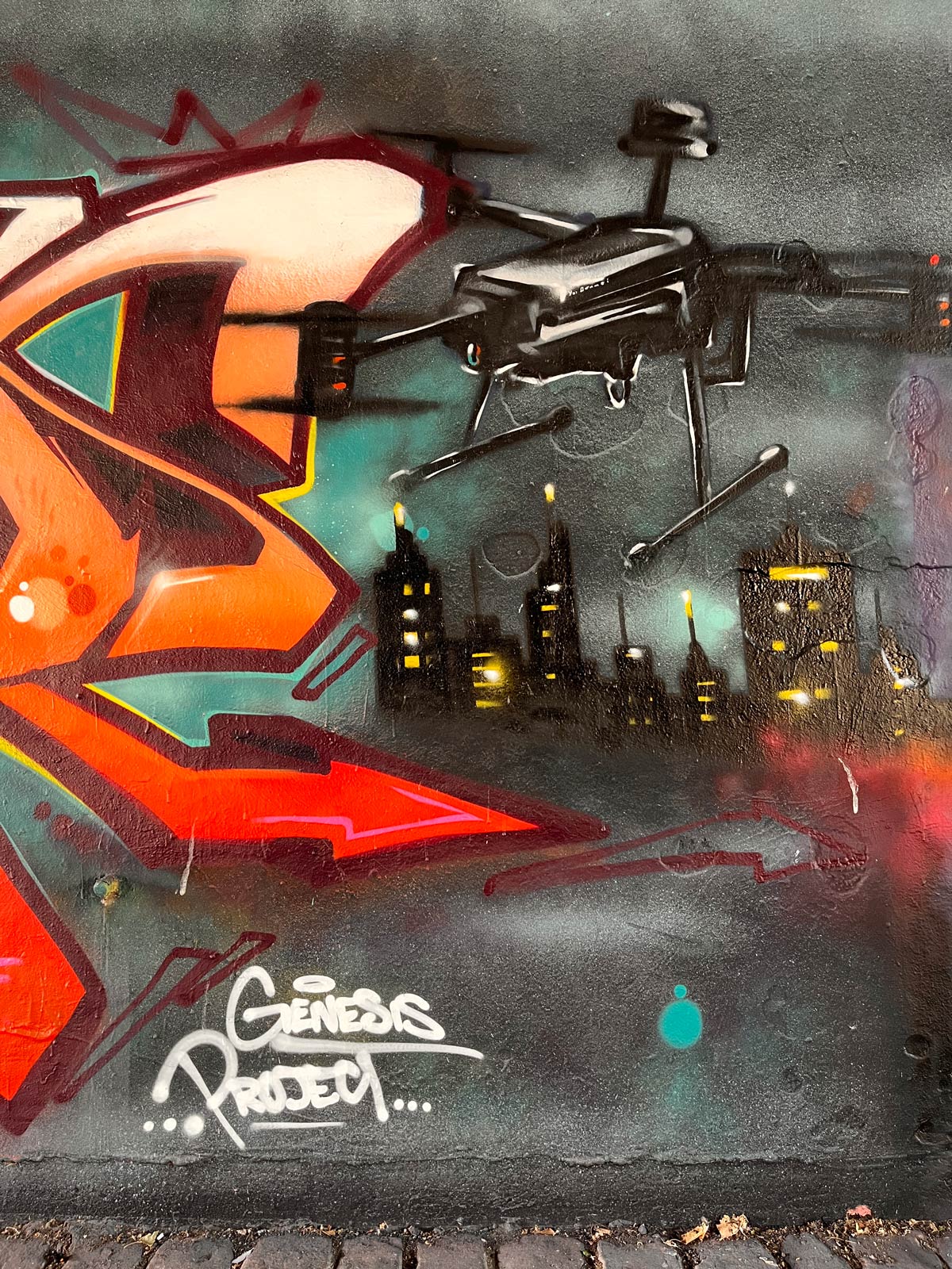 Urban-Art-Wandbild mit Drohnen an der Friedensbrücke in Frankfurt am Main, u. a. mit Kent. (Juni2026)