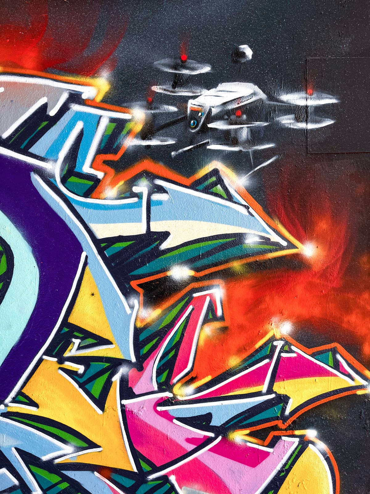 Urban-Art-Wandbild mit Drohnen an der Friedensbrücke in Frankfurt am Main, u. a. mit Kent. (Juni2026)