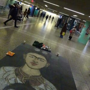 Frida Kahlo - Bodenmalerei-Streetart in Frankfurt an der Hauptwache