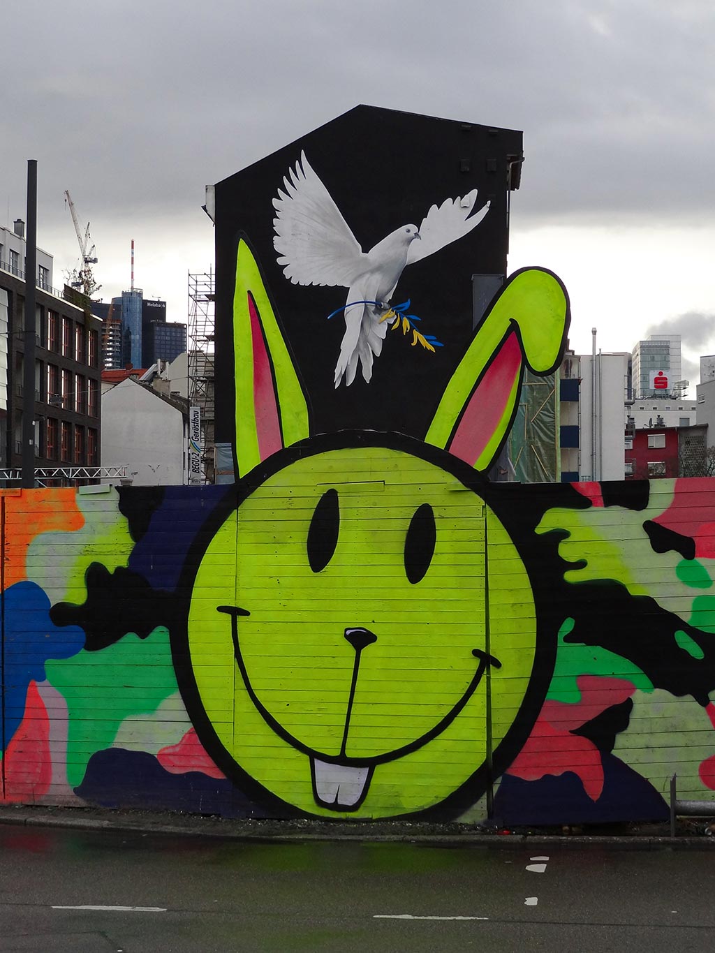 Friedenstaube-Mural und Osterhasen-Smiley an der Main-Yard-Baustelle im Frankfurter Allerheiligenviertel
