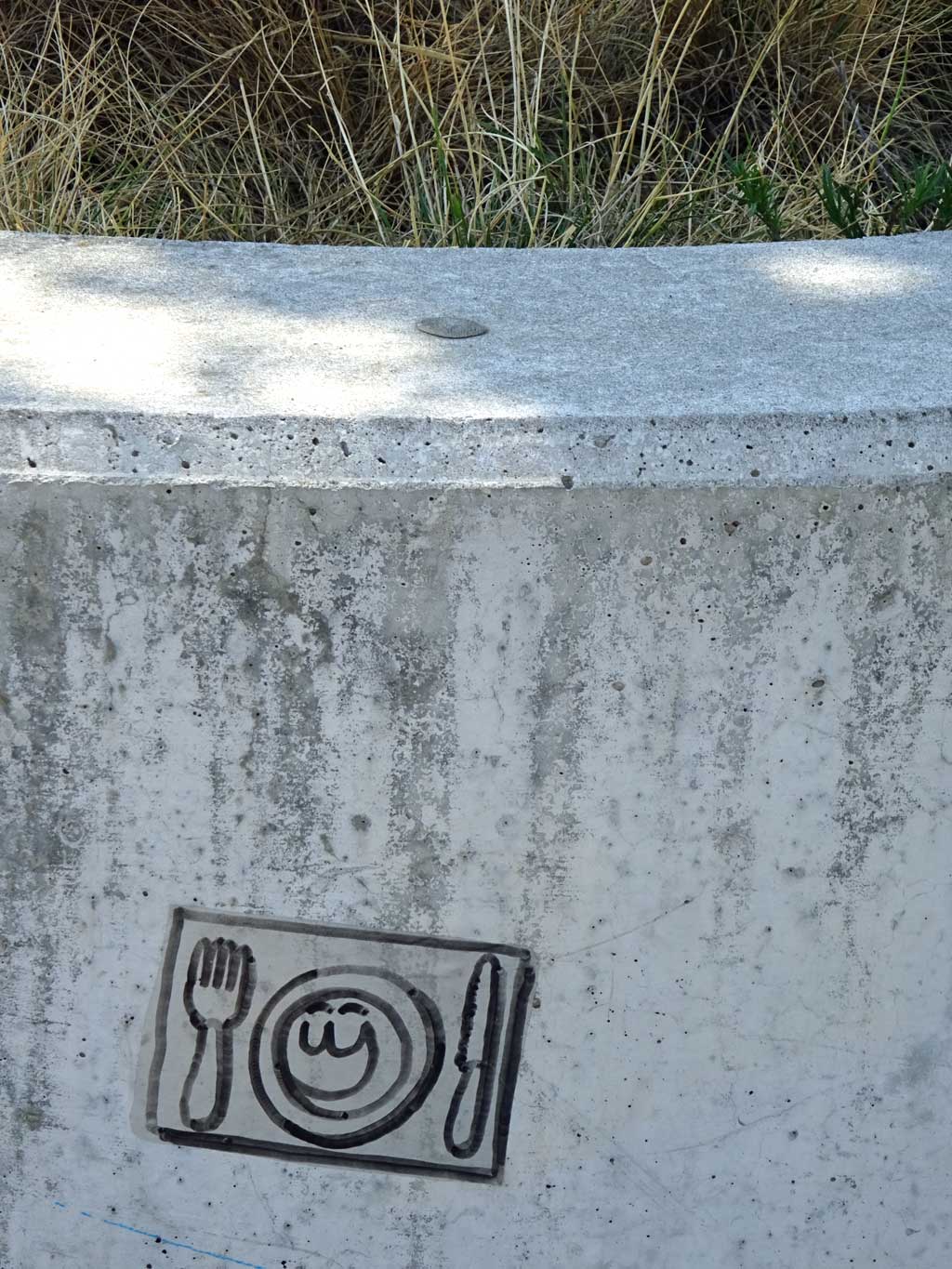 Aufkleber mit Friendschiff als Teller zwischen Gabel und Messer