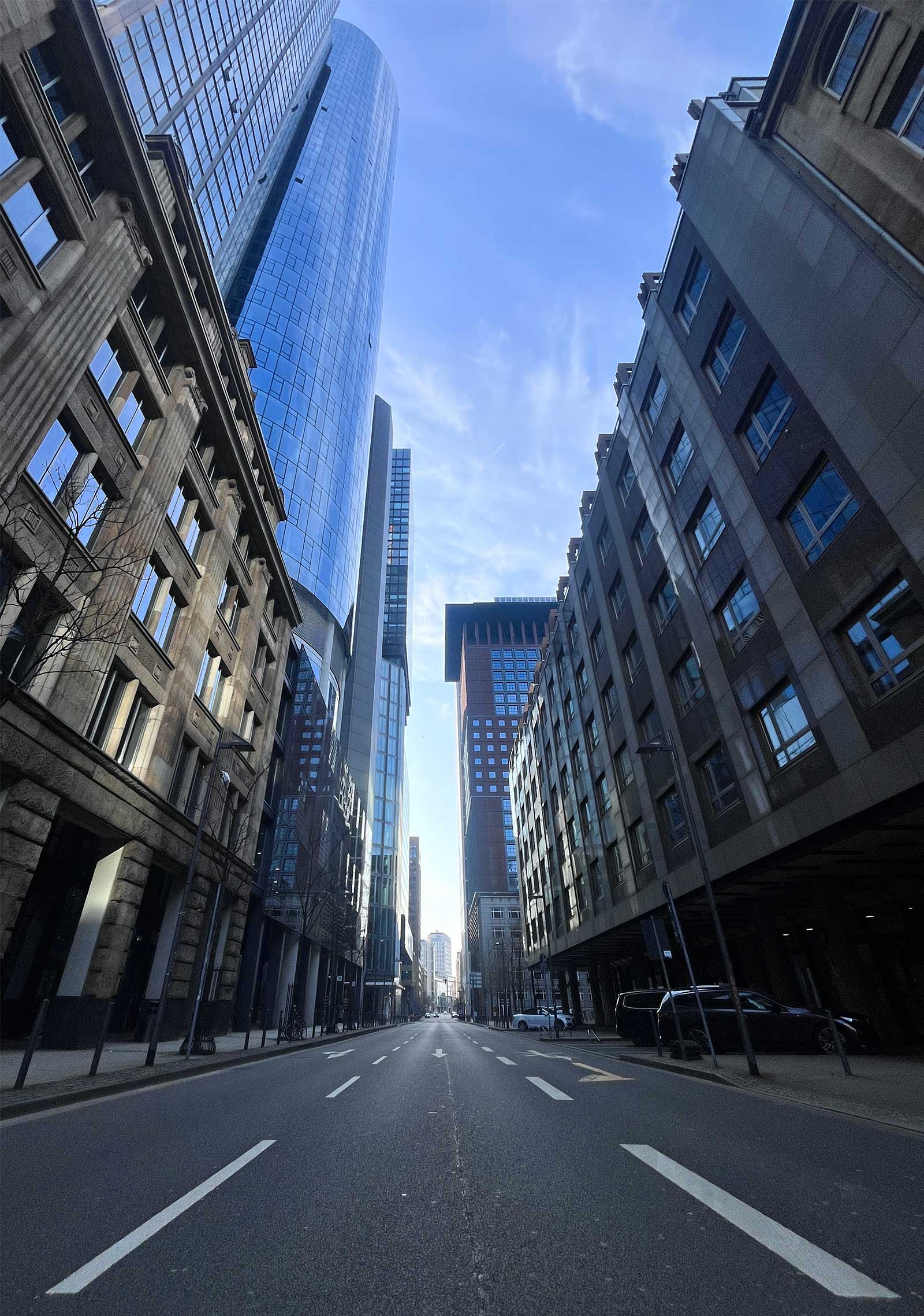 Froschperspektive der Neuen Mainzer Straße in Frankfurt
