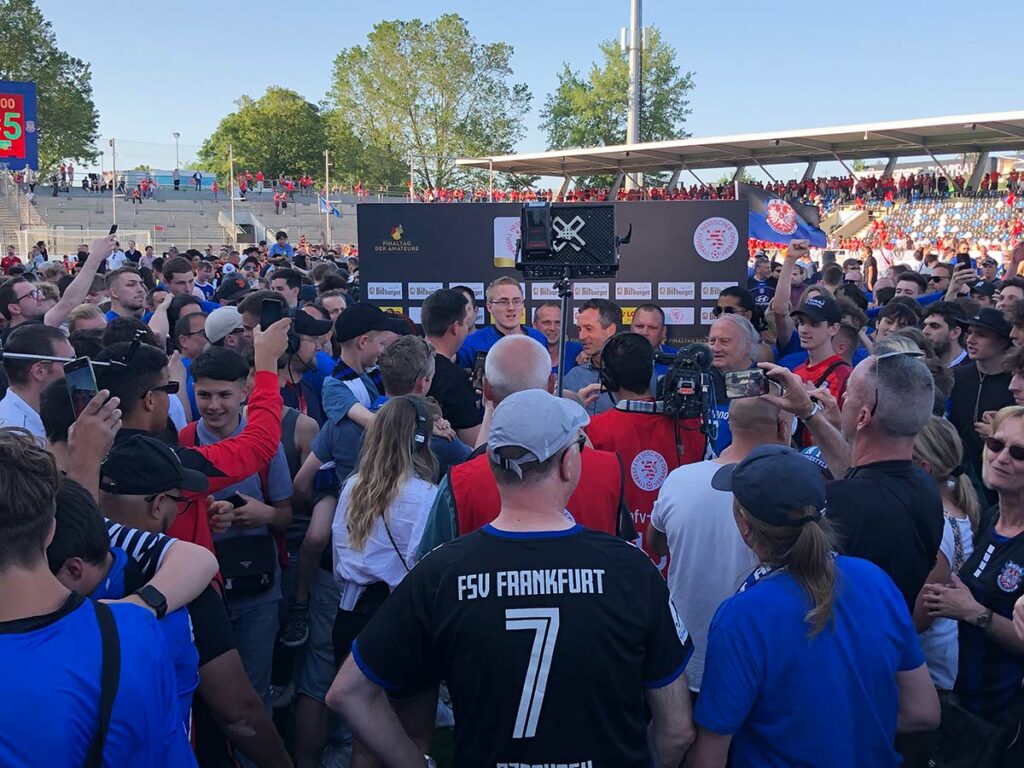 FSV-Frankfurt-Fans auf dem Spielfeld nach dem Sieg im Hessenpokal-Endspiel 2023