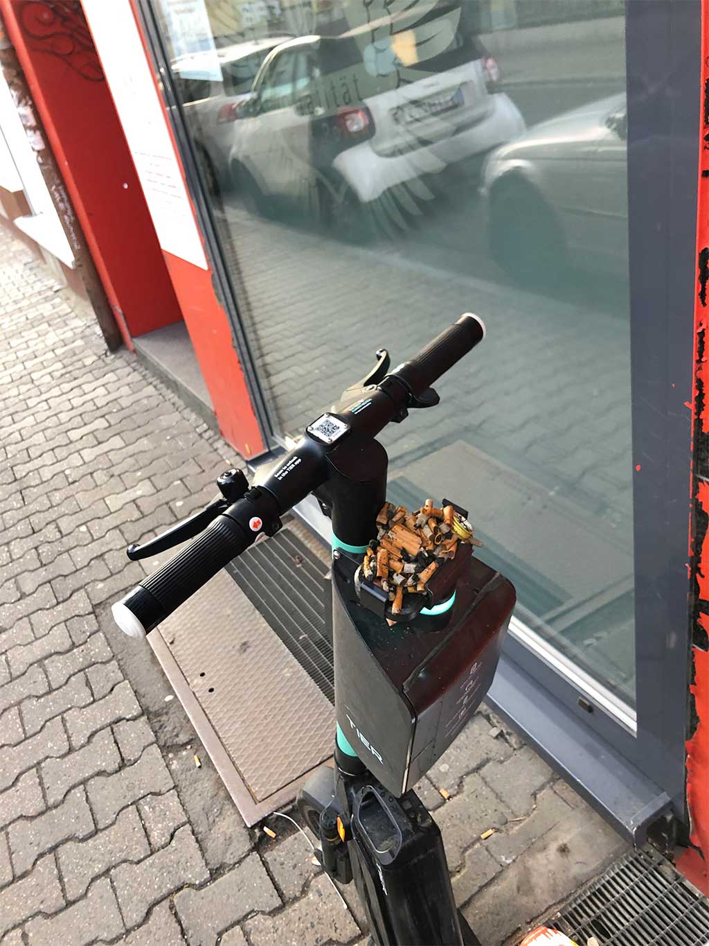 Fundsachen von der Straße in Frankfurt - Aschenbecher auf E-Scooter