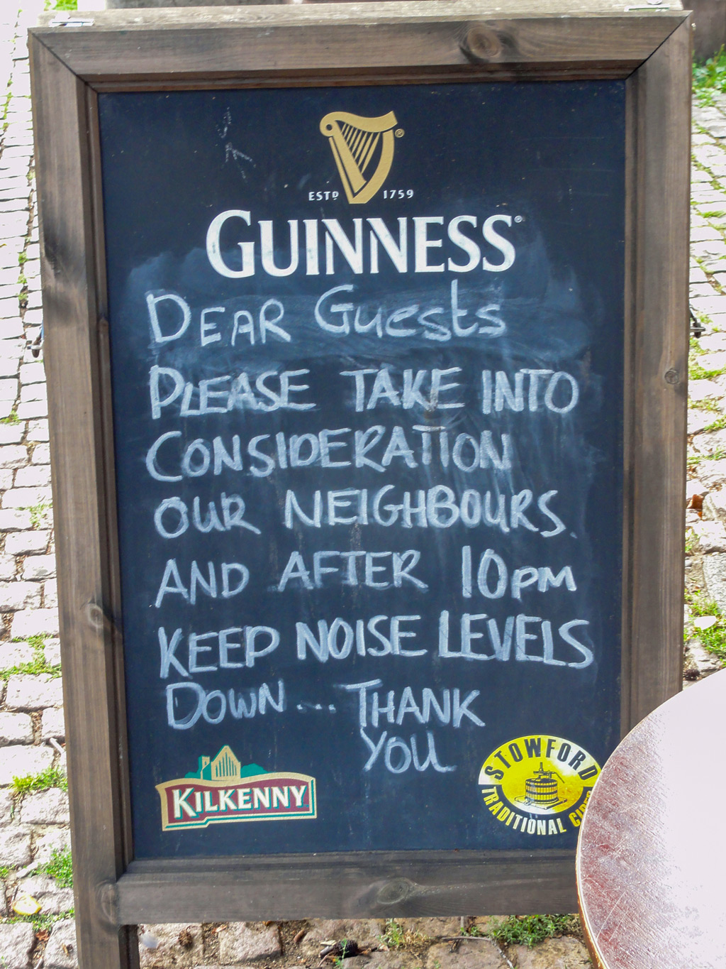 Gastronomie und Lärm in Frankfurt – Please take into consideration our neighbours and after 10 pm keep noise levels dwon