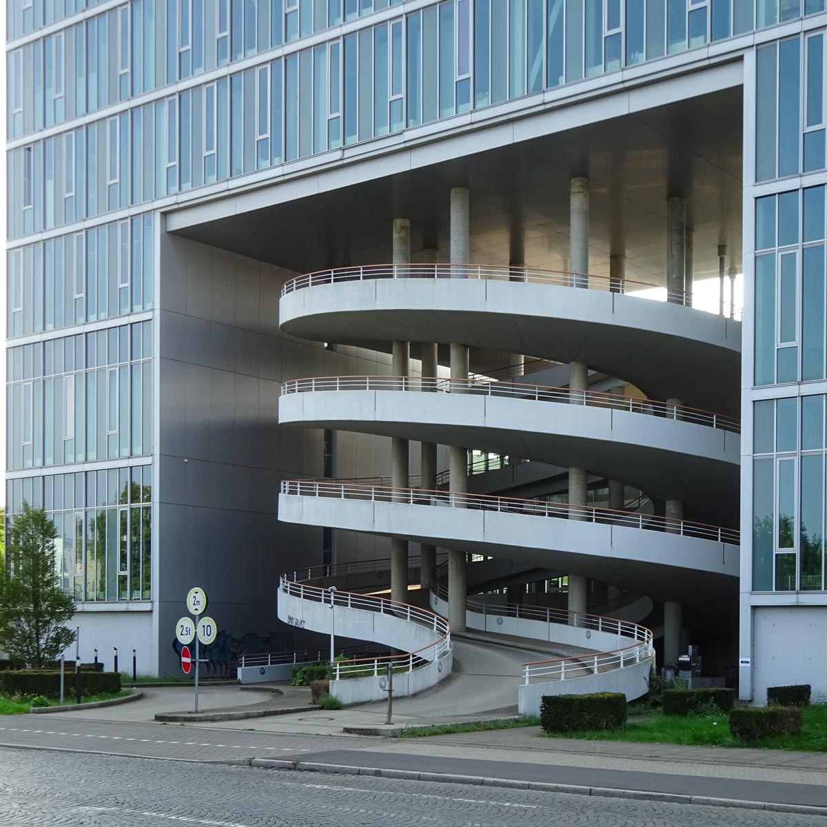 Gebäude in Frankfurt-Fechenheim mit Glasfassade und Blick auf die schneckenförmige Auffahrt