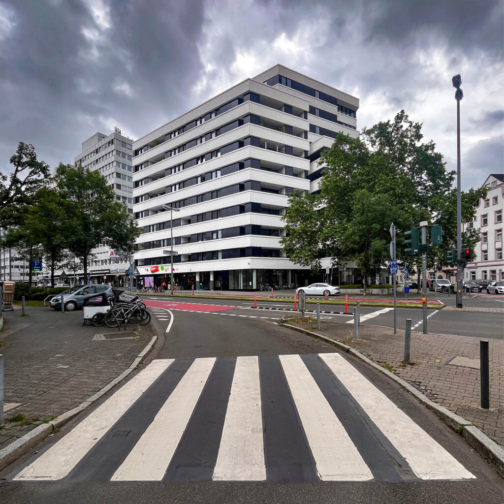 Gebäude-Streifen im Dialog mit Zebrastreifen