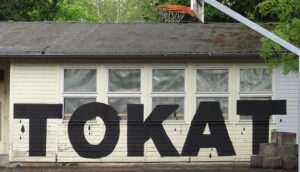 Gebäude mit „Tokat"-Schriftuug anlässlich der Ausstellung „Abgerippt“