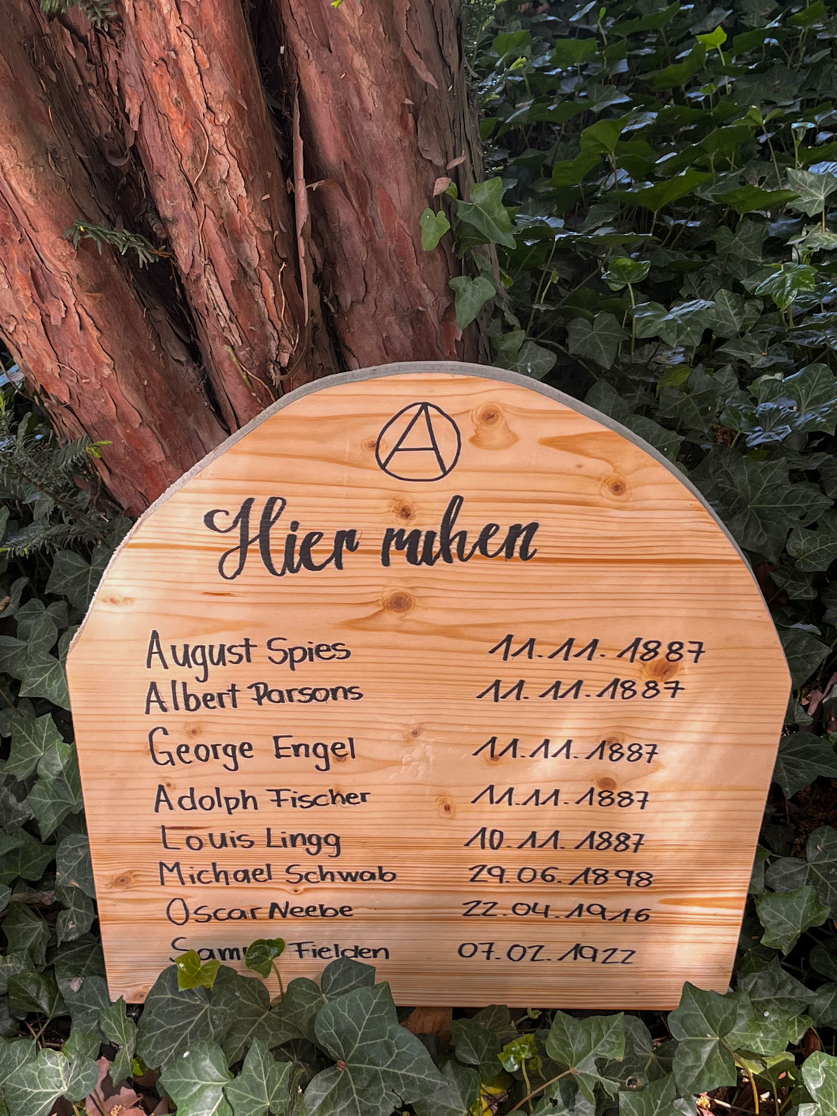 Gedenkentafel für die unschuldig Hingerichteten des Haymarket-Massakers im Frankfurter Günthersburgpark Frankfurt