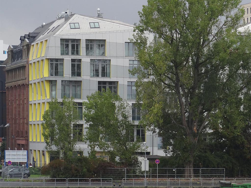 Gelb und graue East Side Lofts am Osthafenplatz in Frankfurt