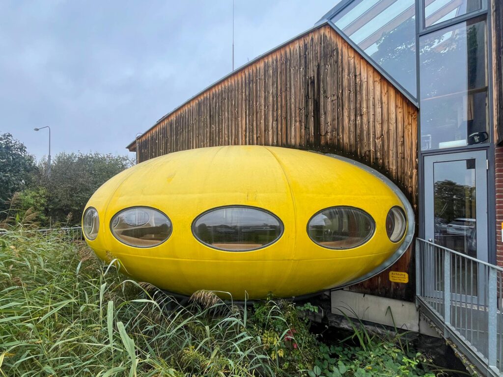 Gelbes „UFO“ im Jugendhaus Nied in Frankfurt
