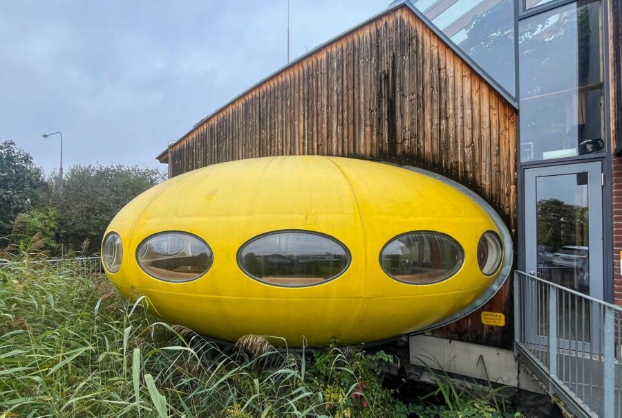 Gelbes „UFO“ im Jugendhaus Nied in Frankfurt