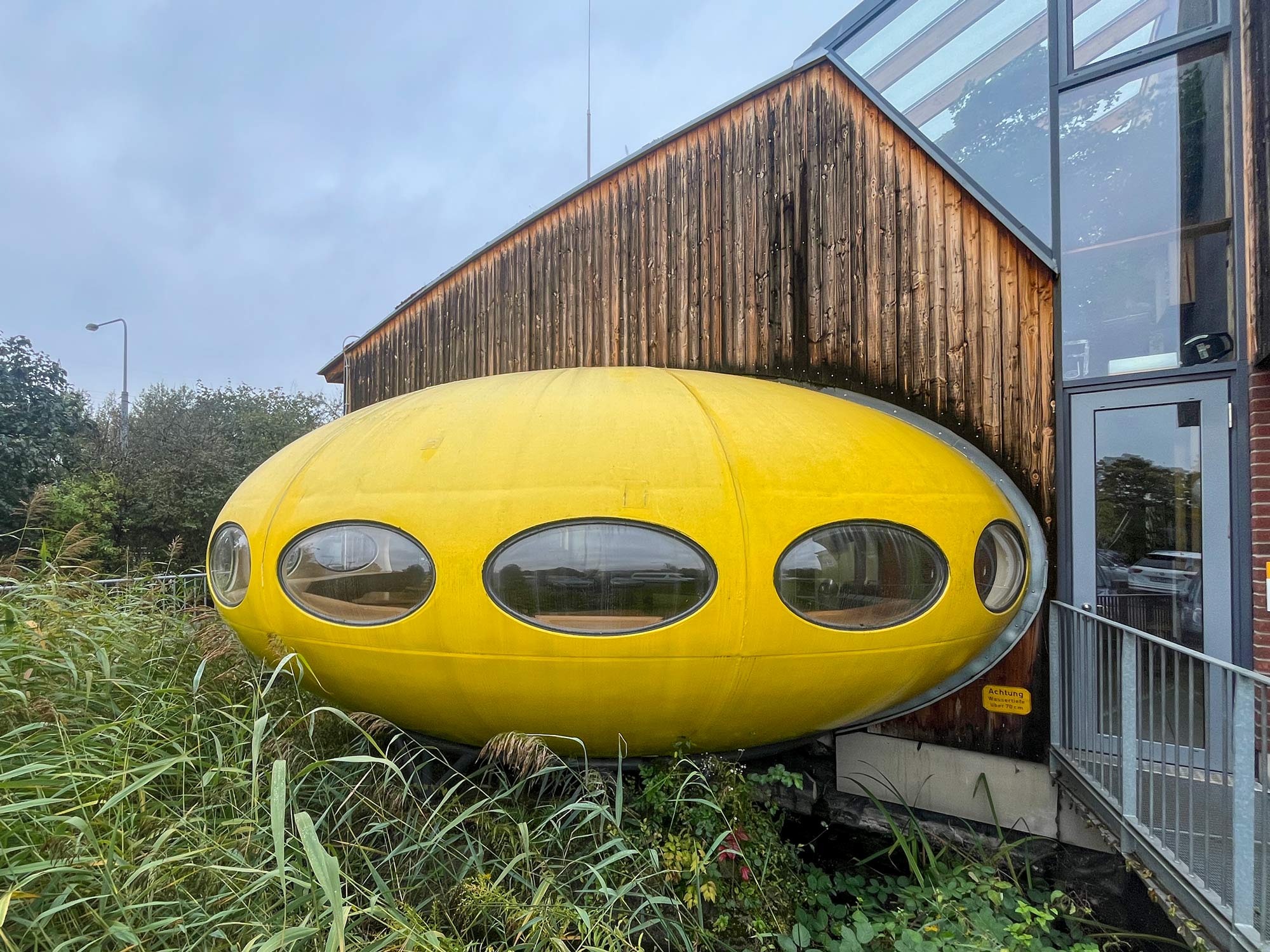 Gelbes „UFO“ im Jugendhaus Nied in Frankfurt