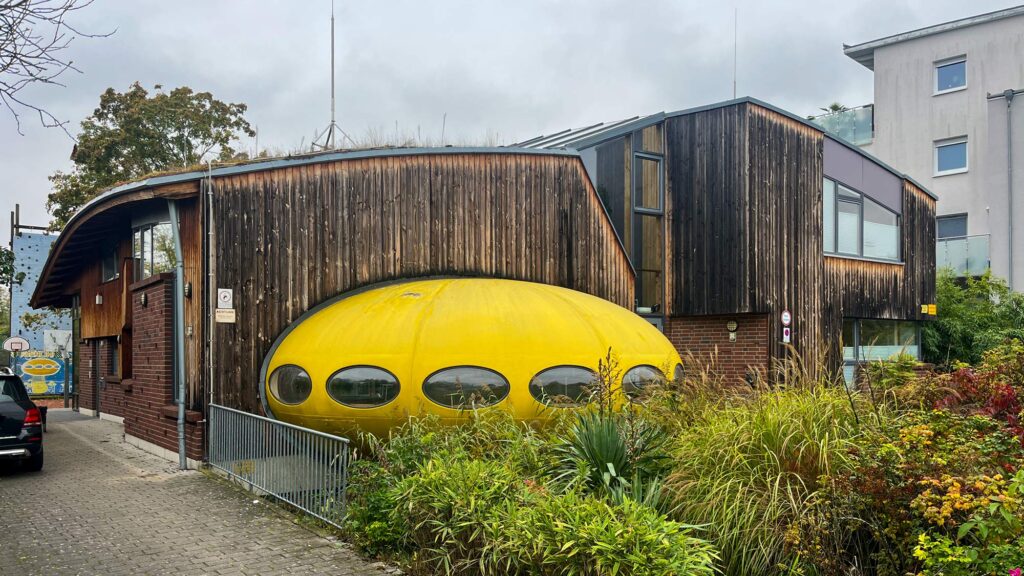 Gelbes „UFO“ im Jugendhaus Nied in Frankfurt