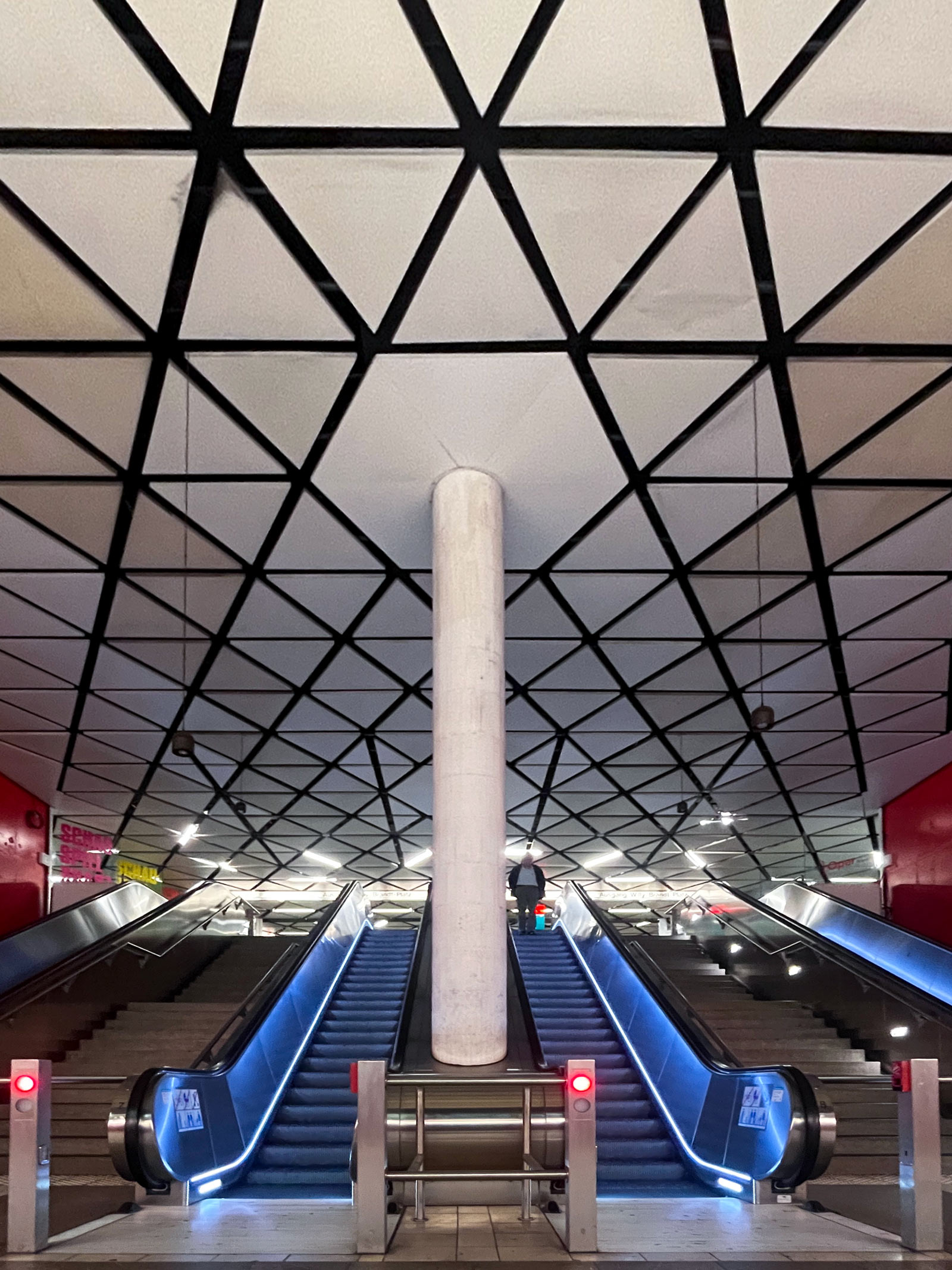 Geometrische Struktur an der Decke der U-Bahn-Station Willy-Brandt-Platz