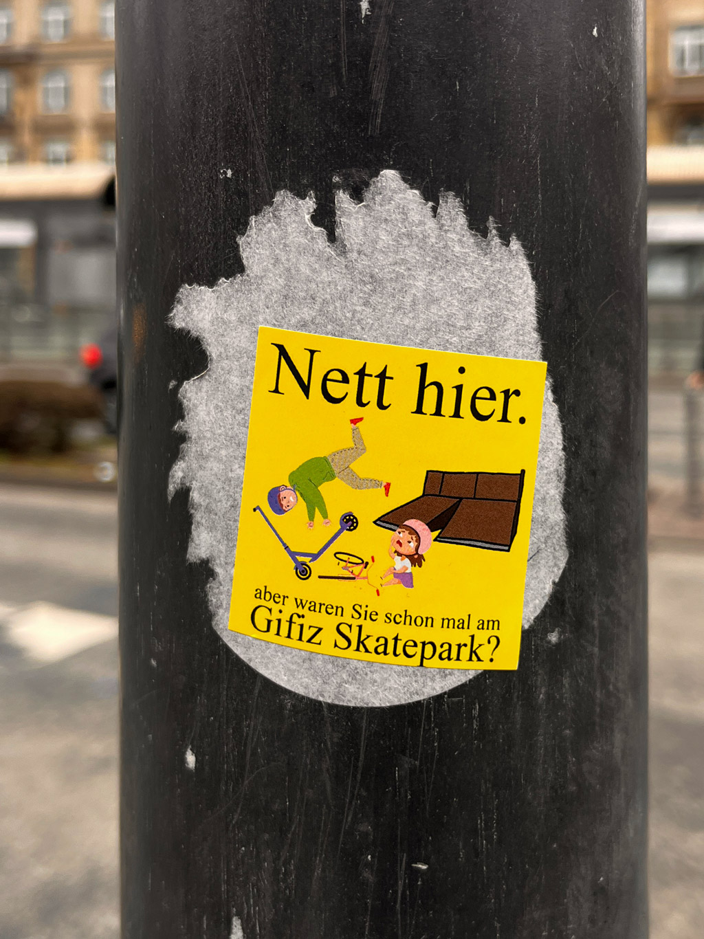 Aufkleber-Meme „Nett hier, aber …“ in Frankfurt am Main