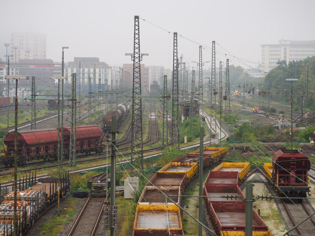 Gleisfeld unterhalb der Ratswegbrücke in Frankfurt
