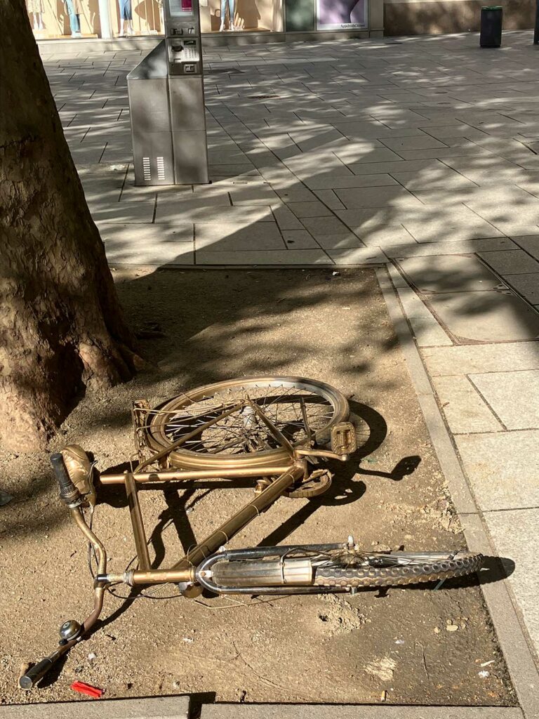 Goldenes Fahrrad auf dem Boden in Frankfurt