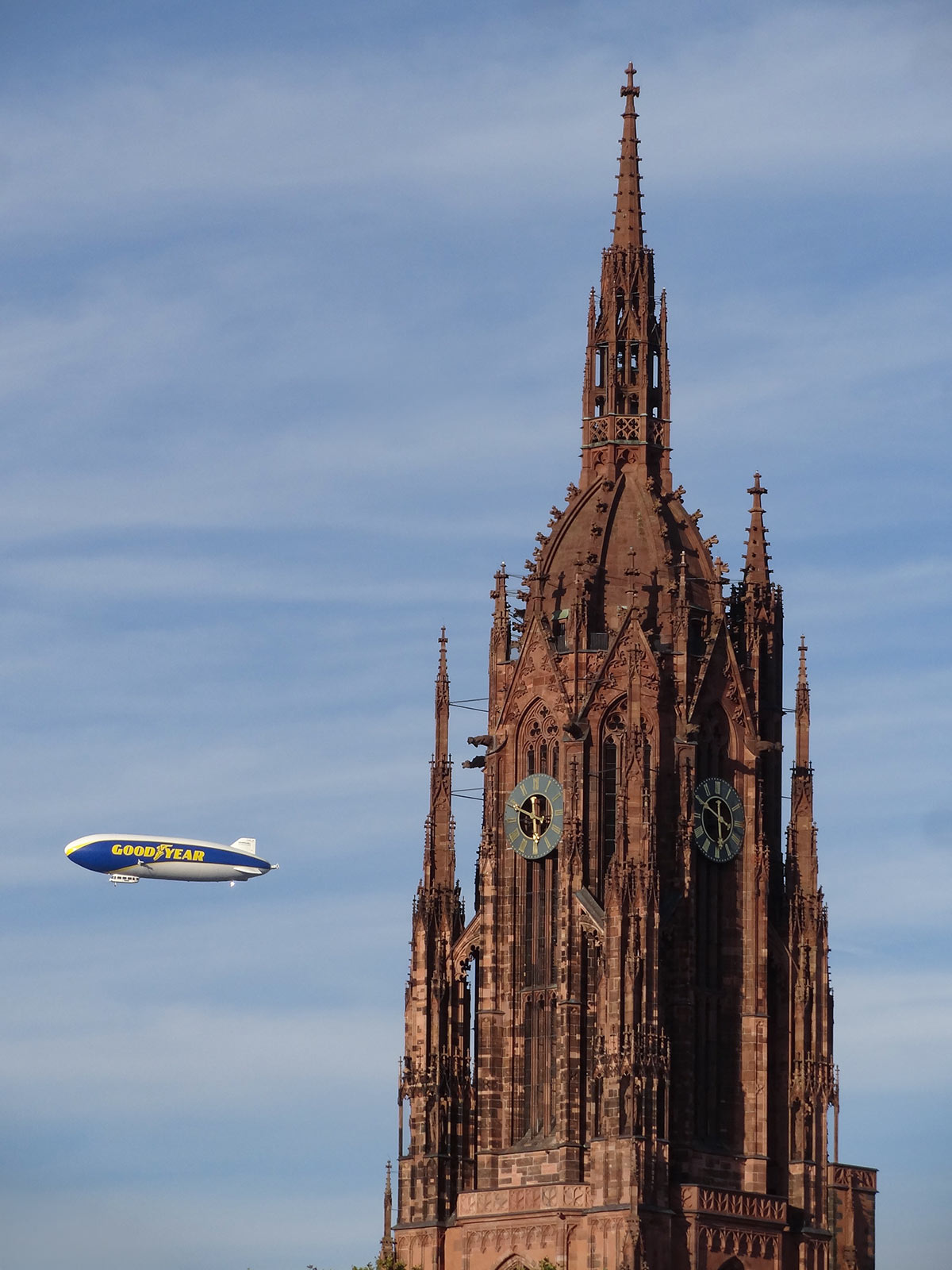Goodyear-Zeppelin fliegt am Frankfurter Dom vorbei