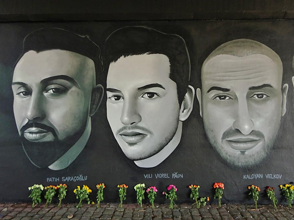 Graffiti an der Friedensbrücke zum Gedenken an die Opfer vom 19. Februar 2020 in Hanau
